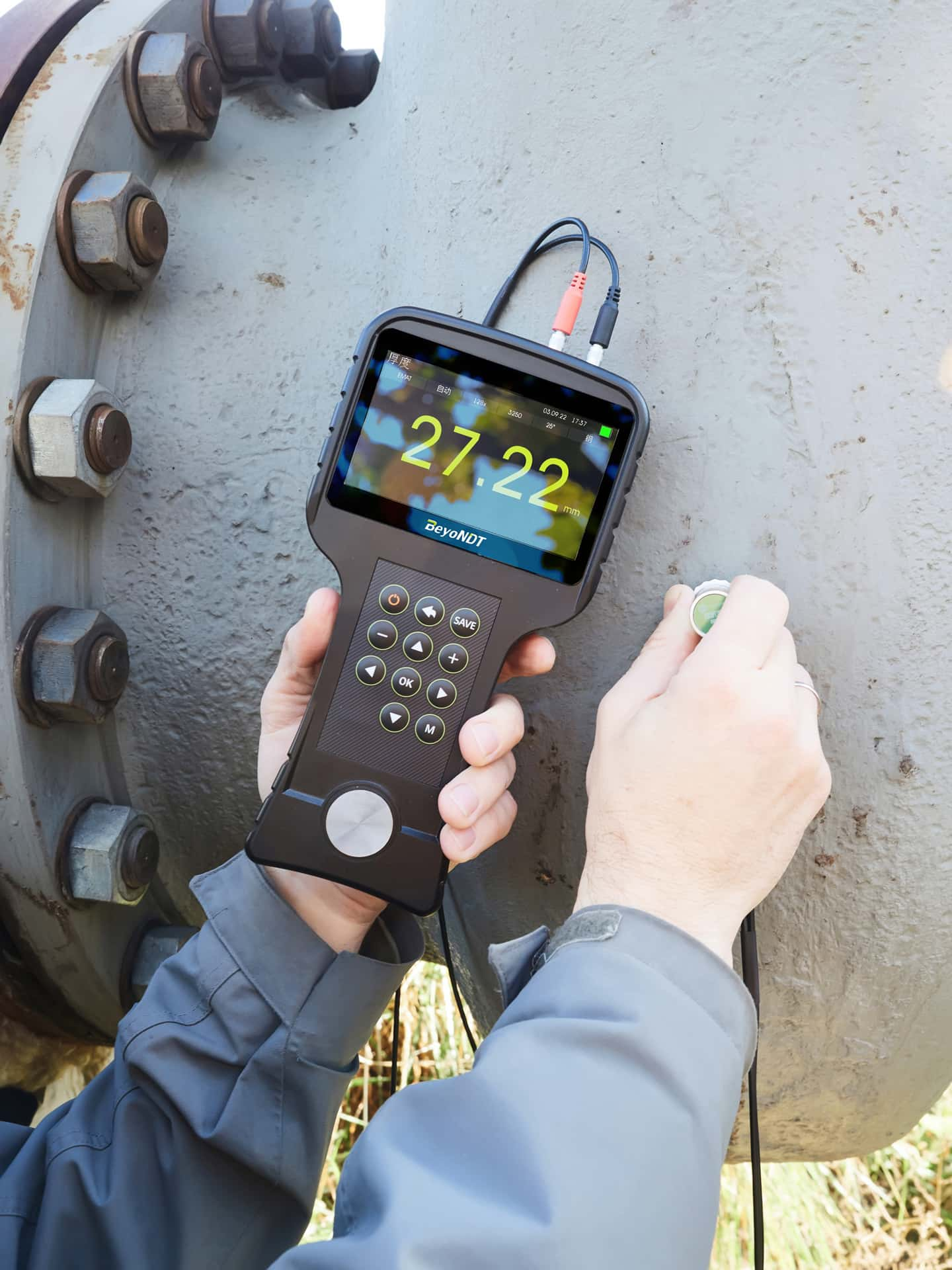 ultrasonic thickness gauge measures pipes